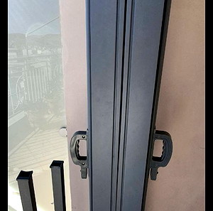 κάθετο ρόλο σκίασης και διαχωριστικό χώρου. με εσωτερικό ρόλο 3 μέτρα αριστερά τρία μέτρα δεξιά και ύψος 1.65
