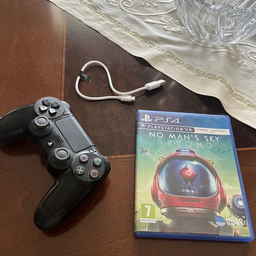 Sony PSVR 1 for PlayStation 4 with controller and game