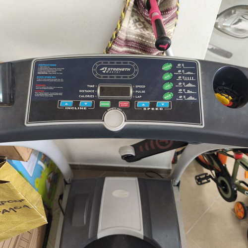 Strength Treadmill like new with 3 HP motor and 4 automatic programs