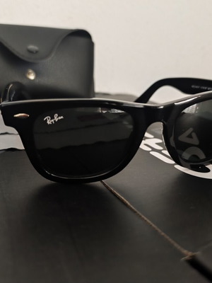 Ray Ban Wayfarer 2140f sunglasses like new, black