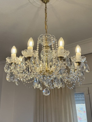 Crystal chandelier with 8 lights