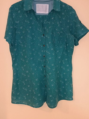 Short-sleeve shirt used, green with white dots, Opus