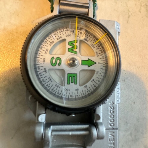 Hiking compass like new, 1:25,000 meters