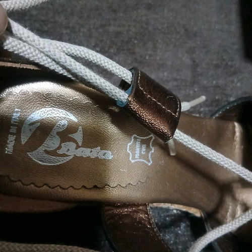 Bata women's leather sandals new, size 40, bronze color