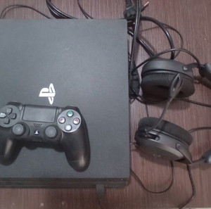 Πωλείται μεταχειρισμένο PS4 .