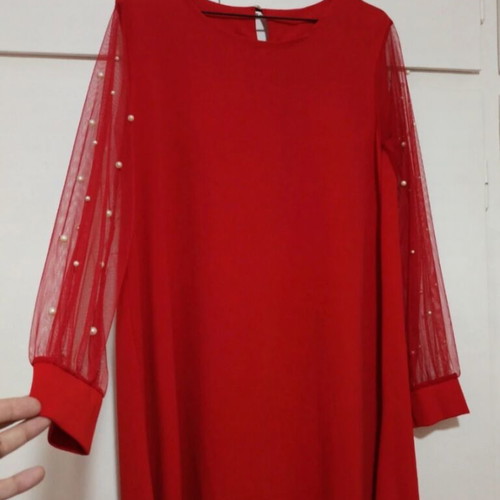 Red dress with transparent sleeves and pearls, wide fit, like new