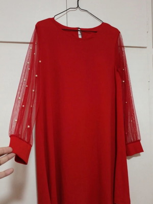 Red dress with transparent sleeves and pearls, wide fit, like new