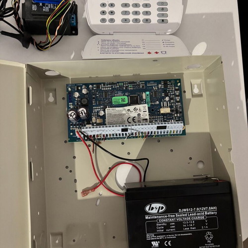 Alarm system DSC HS2016NKE with wireless keypad and Global M2M Lite device like new