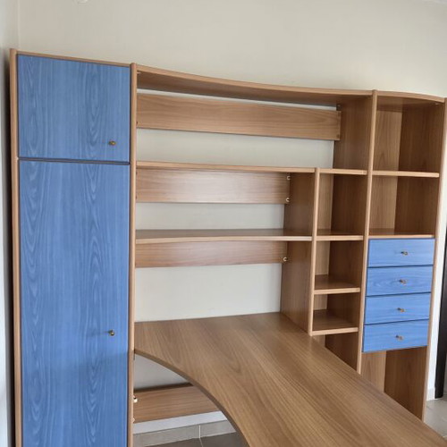 Neoset desk with bookshelf