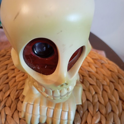 Plastic skull vintage used, not working