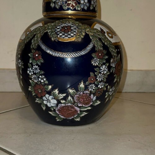 Blue vase with removable lid like new