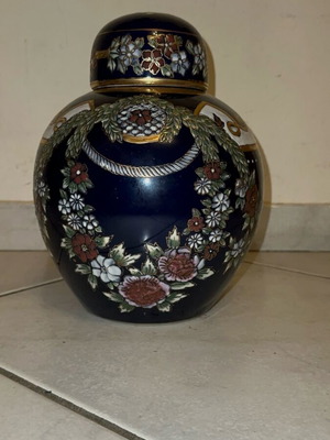 Blue vase with removable lid like new