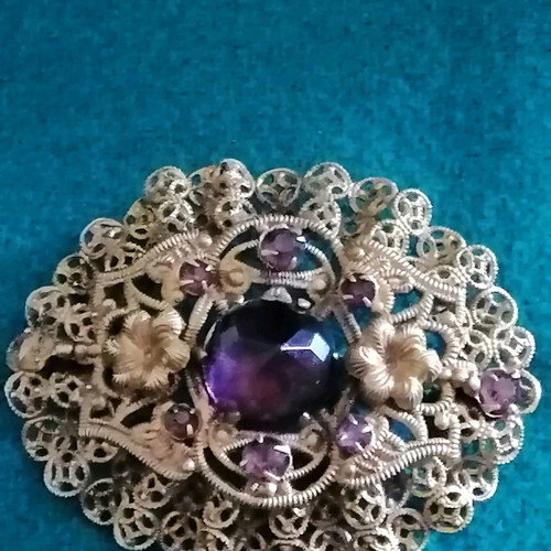 Vintage filigree brooch like new with central stone and rose crystals