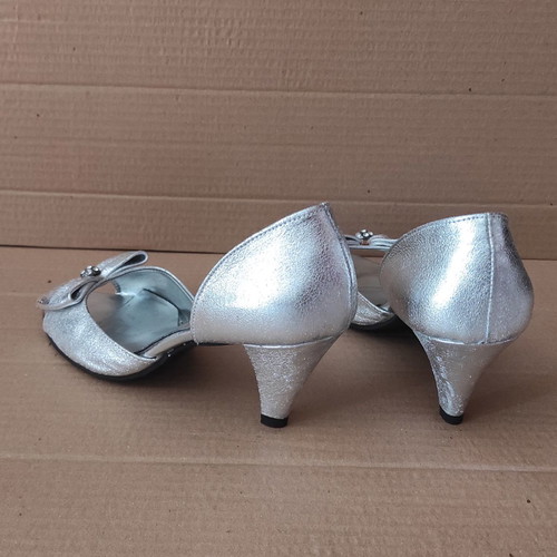 Giannini silver peep toe pumps used, size 37, with bow
