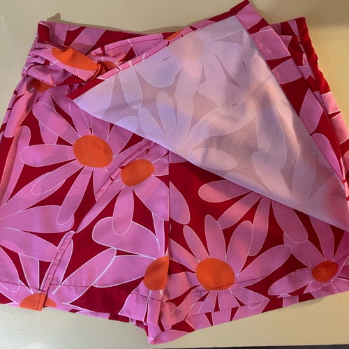 Skort red and pink floral size M like new
