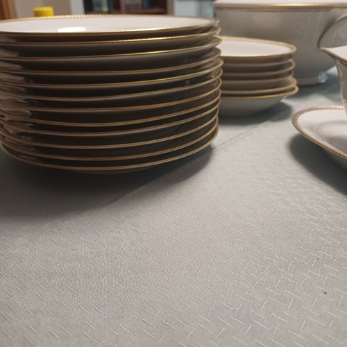 Tirschenreuth porcelain dinner and tea set, 90 pieces, gold trim