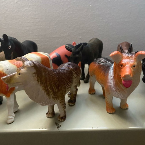 Collectible Animal Farm set like new, 17 figures and 2 accessories