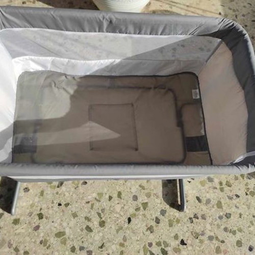 Safety baby cot used with side opening and adjustable height