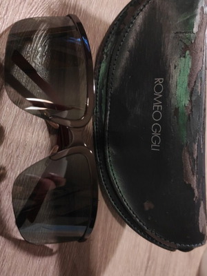 Γυαλιά ηλίου Romeo Gigli μεταχειρισμένα, μαύρα, στη θήκη χωρίς γρατζουνιές