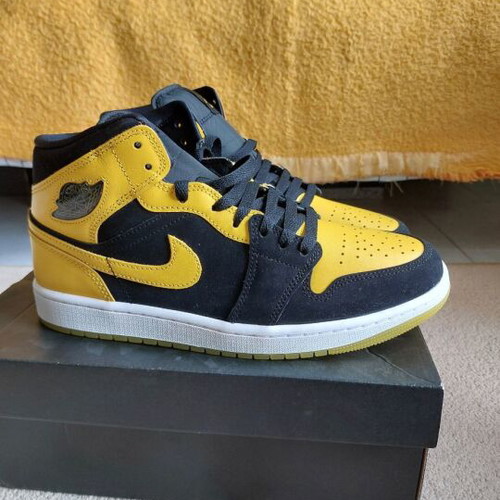 Nike Air Jordan 1 Mid SE new, size 43, black and yellow