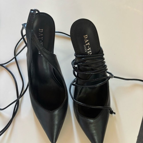 Black lace-up pumps like new, size 39