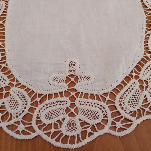 Handmade lace linen runner like new, 85x38 cm