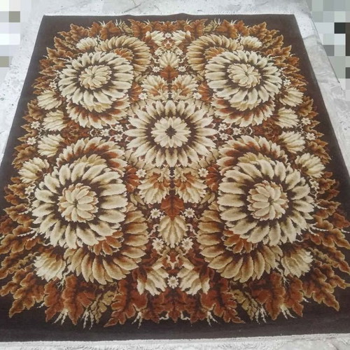Classic machine-made rug used, dimensions 1.94x2.37 m