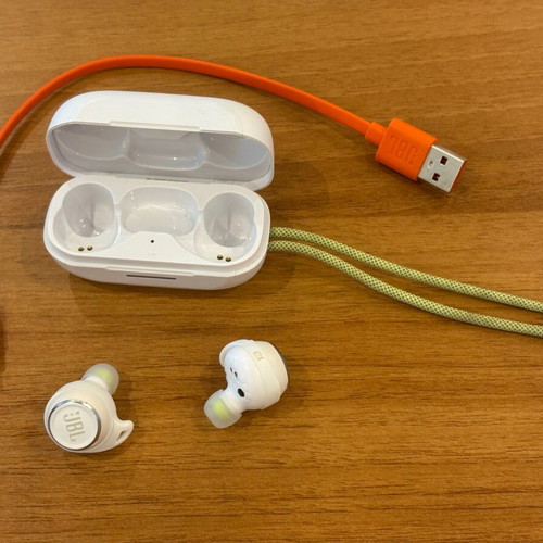 JBL wireless earbuds white like new