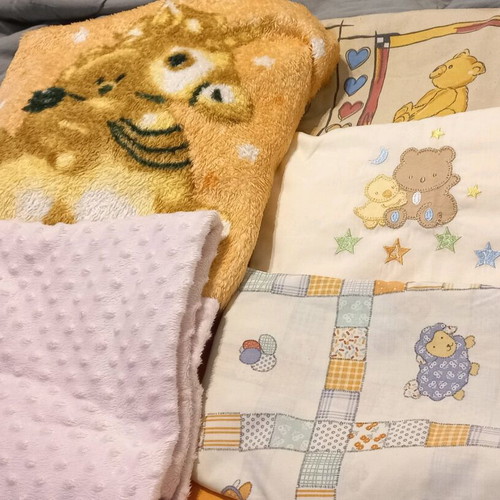 Baby crib blankets and sheets like new, 2 blankets and 3 sheets