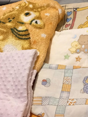Baby crib blankets and sheets like new, 2 blankets and 3 sheets