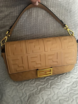 Fendi Baguette чанта за рамо бежова като нова с каишка