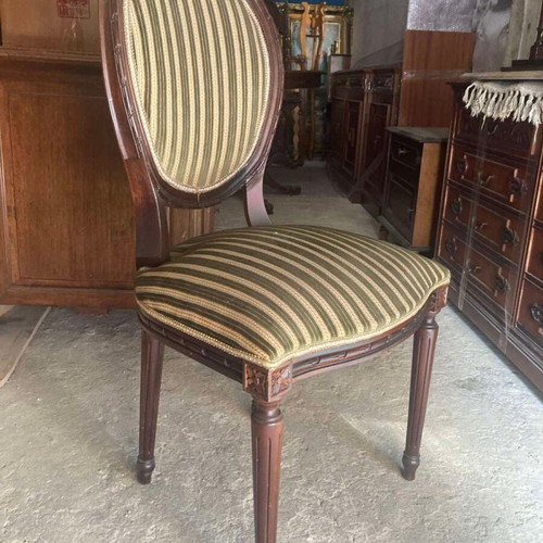 Round dining table and 2 chairs like new