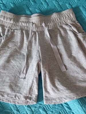 Women's cotton shorts size M like new, gray, with pockets and wide waistband