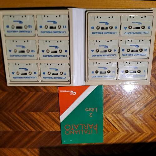 Cosmolingua Italian case like new with book and 12 cassettes