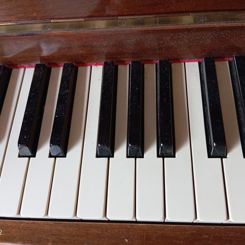 Piano used upright Ronisch