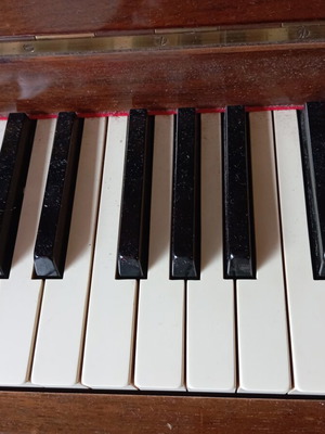 Piano used upright Ronisch
