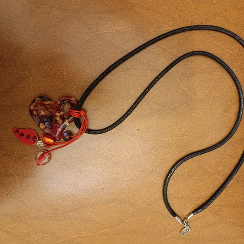 Necklace like new, black and red