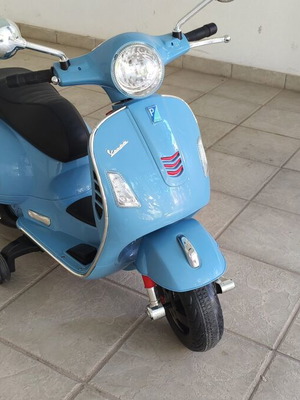 Vespa electric ride-on toy for children 3-4 years, blue