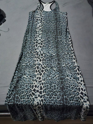 Long sleeveless dress with turquoise leopard print