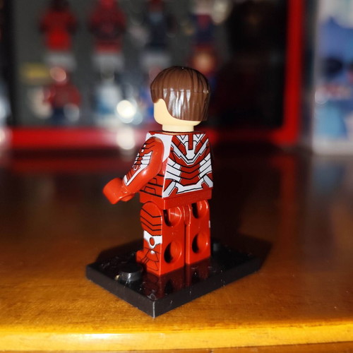 Iron Man MK 5 Tony Stark minifigure like new with stand