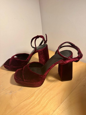 Pull & Bear burgundy velvet sandals new, size 38