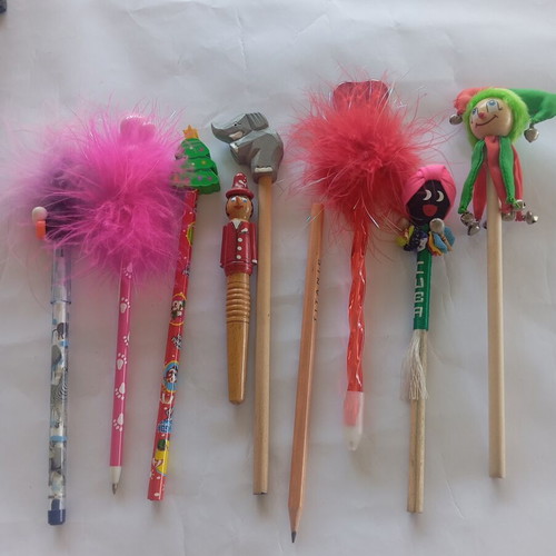 Pencils and pens like new, set with 2 feather pens and mechanical pencil