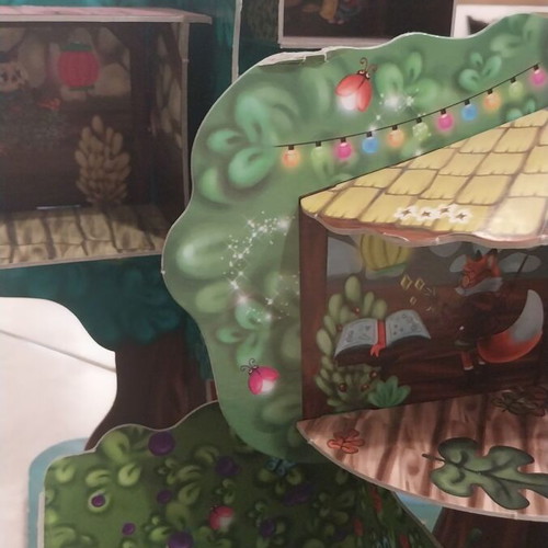 Montessori Treehouse like new with animals