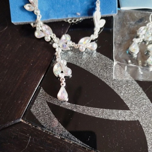 Avon teardrop necklace and earrings set new, turquoise and silver