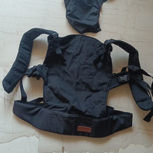 Momi Ergonomic Baby Carrier like new, black, with hood