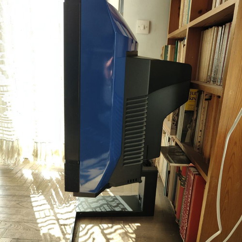Bang & Olufsen television used 28 inches, 1980s model
