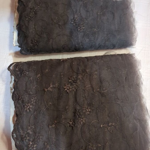 Brown lace embroidered on tulle like new