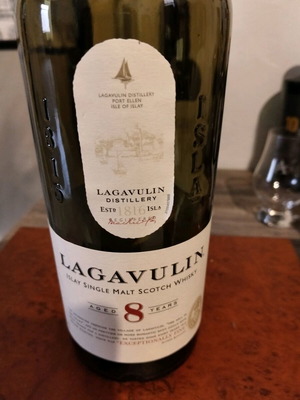 Бутилка уиски Lagavulin 8 години като нова