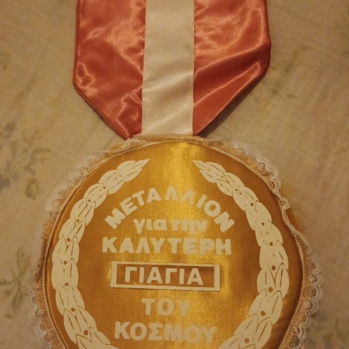 Decorative hanging medal for best grandma, like new, fabric