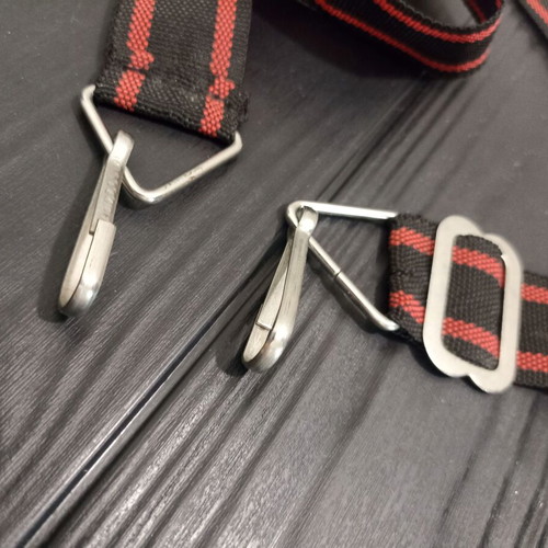 Adjustable fabric shoulder strap 95cm, black with red stripes